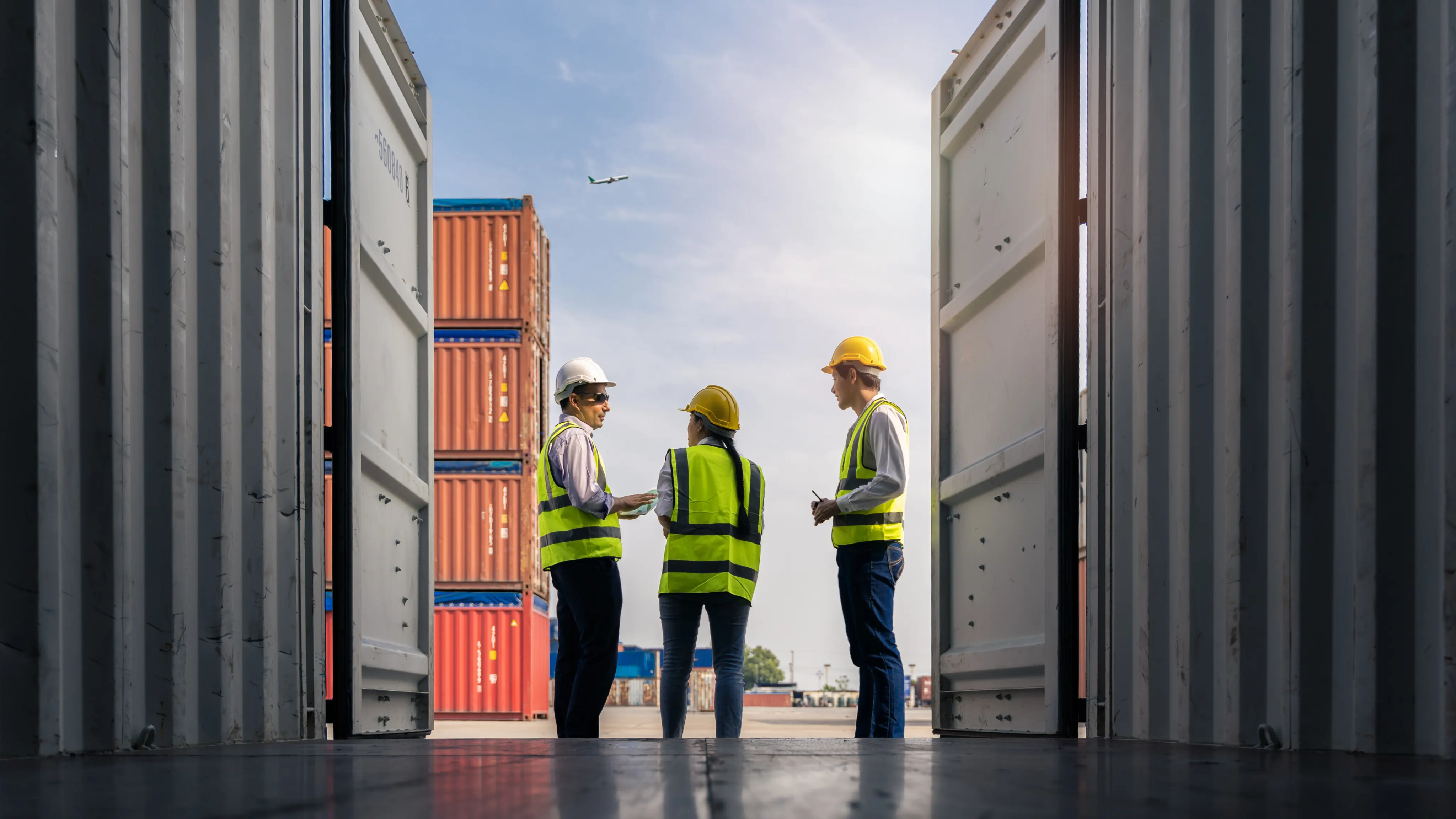 Equipo revisando contenedores en puerto de exportación