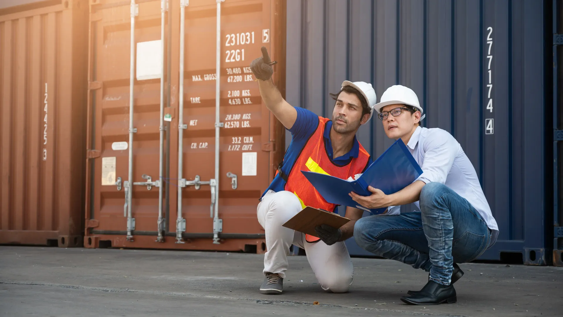 Operadores logísticos en puerto español revisando contenedores de importación desde China
