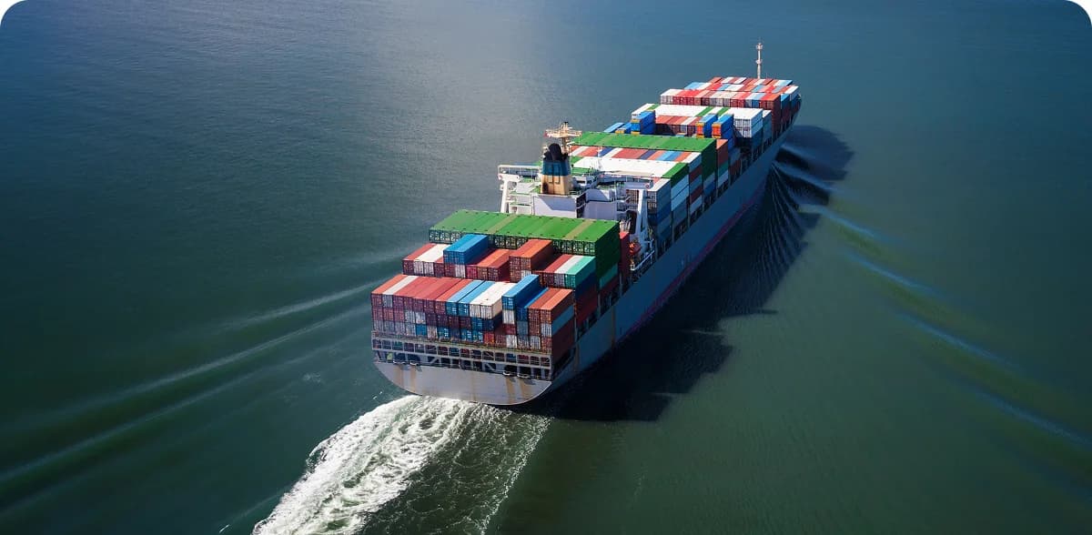 Puerto con contenedores de importación desde China a Venezuela