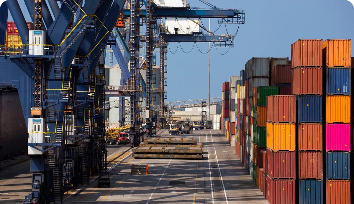 Puerto de Manzanillo con grúas y contenedores de importación desde China