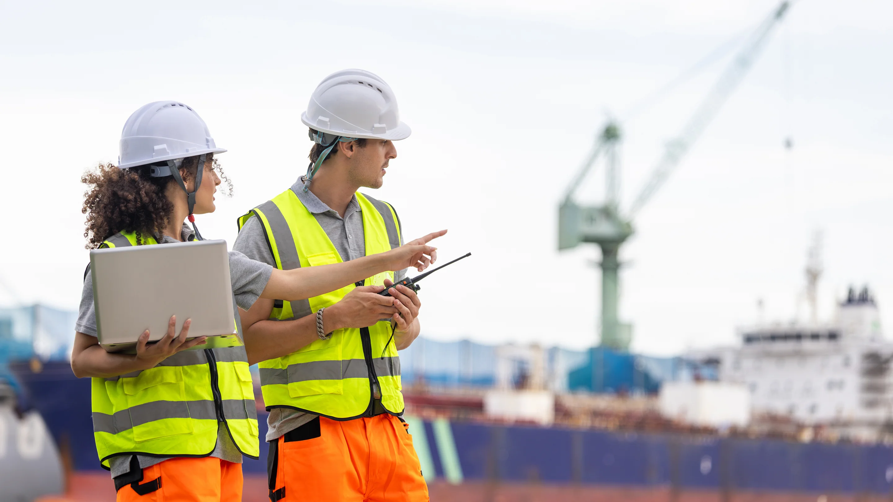Operadores logísticos en puerto de México coordinando importaciones desde China