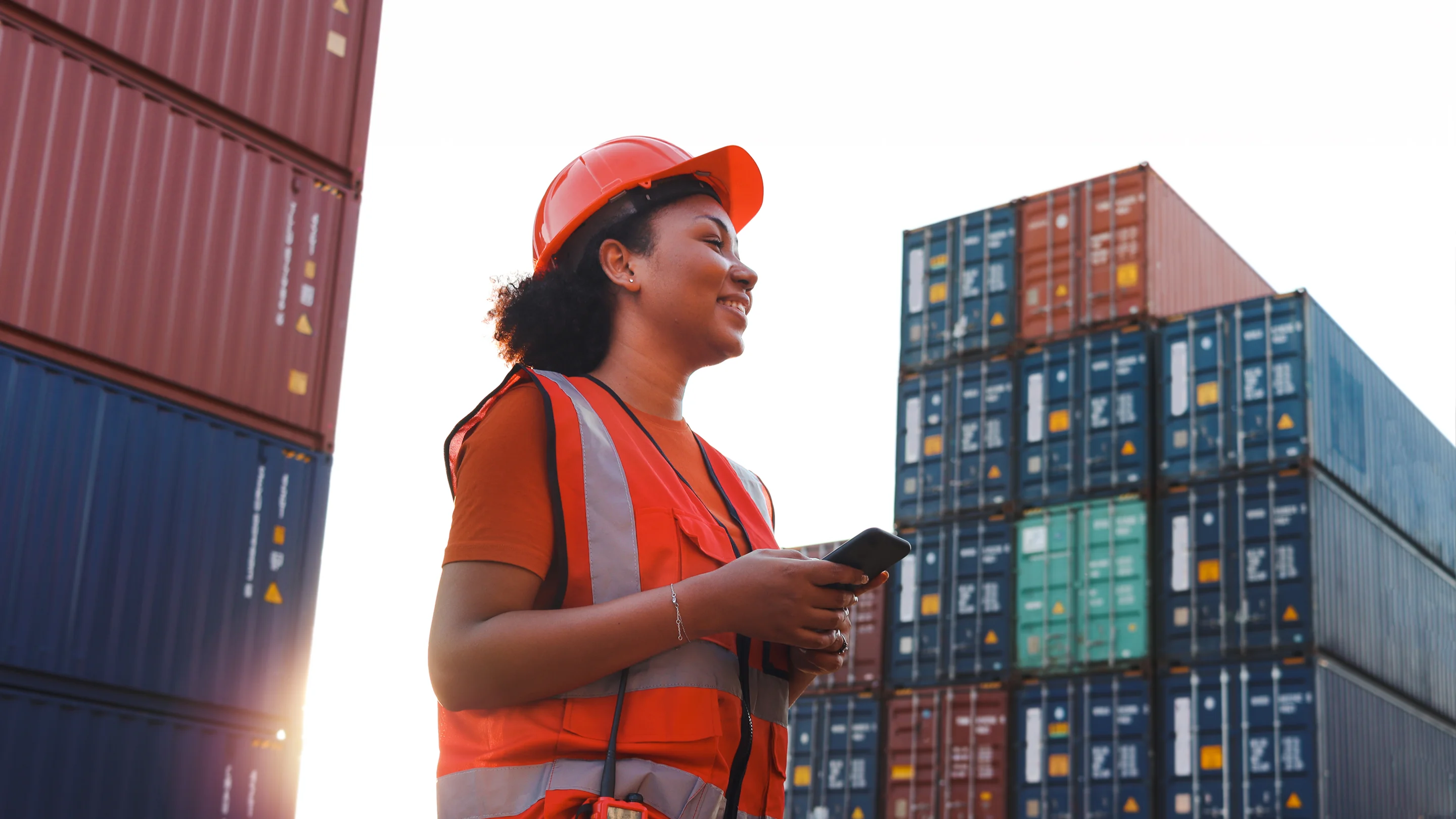 Operadora logística en puerto de Venezuela con contenedores de importación desde China